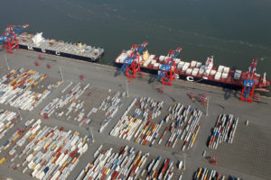 Der JadeWeserPort in Wilhelmshaven wird künftig auch von Hamburg Süd und Hyundai angelaufen