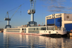 Flusskreuzfahrtschiff Viking Longship vor Neptun Werft Rostock Warnemunde