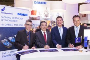 From left to right while signing the contract: Richard Leijnse (CFO Smit Lamnalco), Mauro Fernando Sales (CEO, Smit Lamnalco), Jeroen van Woerkum (Sales Manager Benelux, Damen Shipyards Group), Arnout Damen (CCO, Damen Shipyards Group)