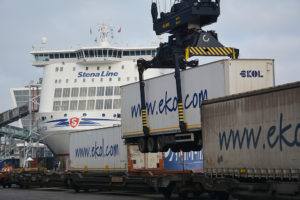 Kombizug am Schwedenkai Foto Port of Kiel