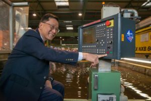 MV Werften, Tan Sri Lim Kok Thay löst per Knopfdruck den ersten Brennschnitt aus, Crystal Endeavour