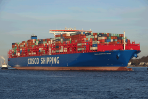 Die »Cosco Shipping Aries« auf der Elbe