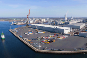 Auf dem Gelände von Liebherr im Rostocker Überseehafen soll der Kran installiert werden