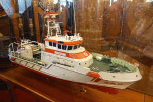Ein Modell des neuen Seenotrettungskreuzers steht im Hamburger Rathaus